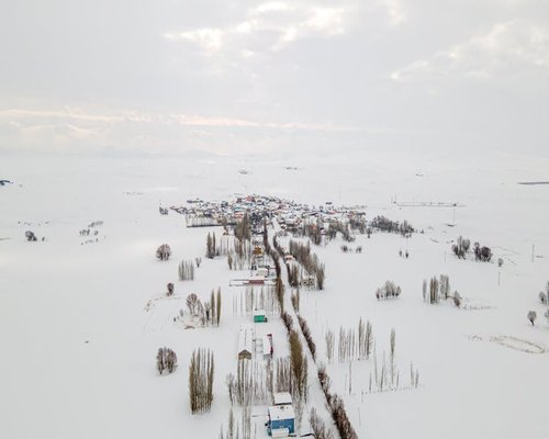 Persona realizando su rutina de cuidado personal matutino con suavidad y tranquilidad