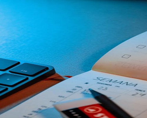 Café y libreta en escritorio de oficina en México